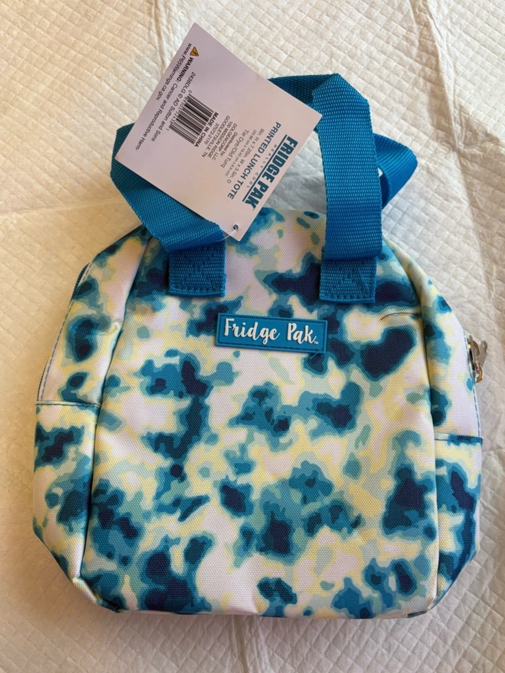 NWT- Insulated Lunch Bag Leakproof & Stain-Resistant Zipper Blue Tie Dye
Travel